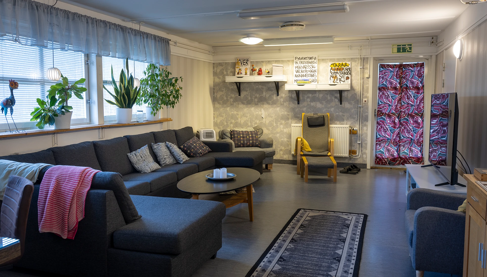 Ljust allrum med soffor på HVB-hemmet Avstampet i Älvsbyn