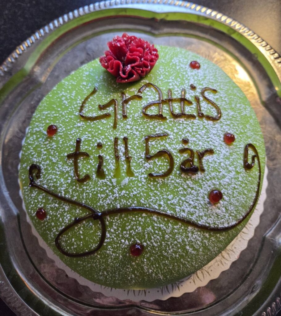 Prinsesstårta med texten Grattis till 5 år